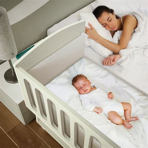 Imagen que muestra una cuna sidecar acoplada a una cama de matrimonio, destacando la proximidad y la independencia de espacios.