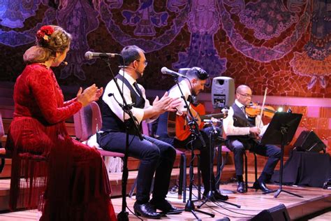 Ilustración de un cantaor flamenco o un mapa histórico de influencias culturales en Andalucía