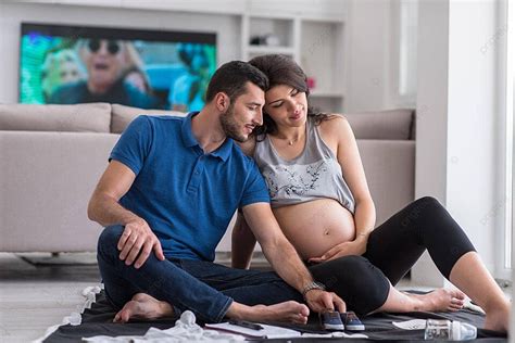 Foto de una pareja de futuros padres preparándose para el parto