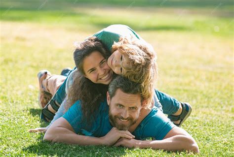 Padre y madre abrazándose en un ambiente tranquilo en casa después de un parto
