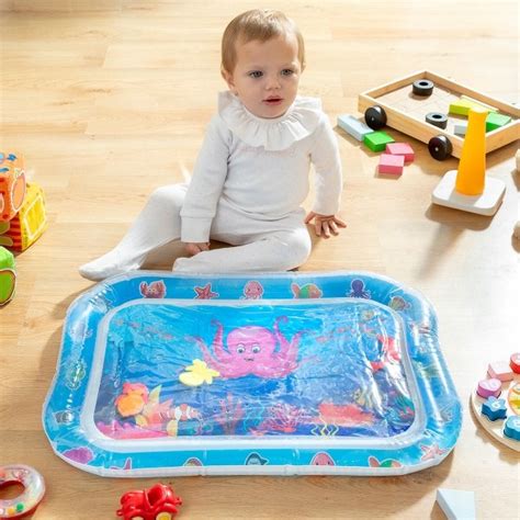 Bebé jugando con una alfombra de agua sensorial