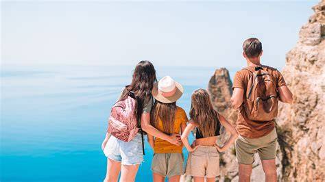 Foto de una familia viajando con un bebé