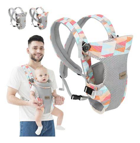 Bebé sonriendo en una mochila ergonómica, con el portador también sonriendo