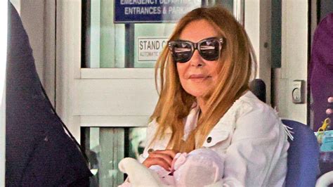 Foto de Ana Obregón saliendo de un hospital en silla de ruedas con un bebé en brazos.
