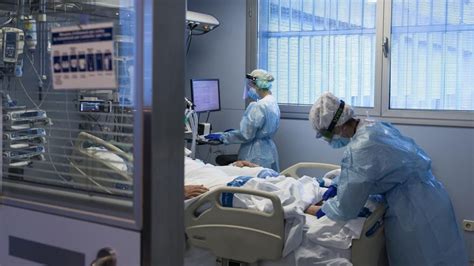 Foto del personal sanitario de una UCI neonatal atendiendo a un bebé