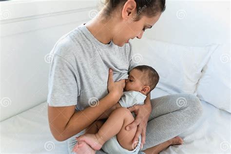 foto de una madre amamantando a su bebé en una posición cómoda y ergonómica