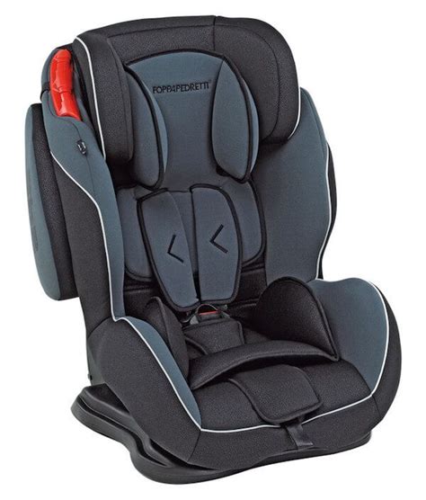 Silla de coche para bebé siendo limpiada y desinfectada