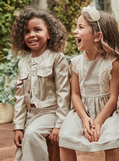 Diseño de ropa infantil moderna y cómoda de Mayoral para niños jugando