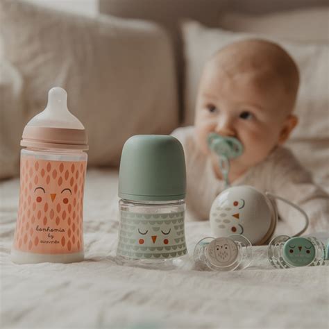 Diversos productos de la marca Suavinex, incluyendo biberones, chupetes y el cojín Mimos.