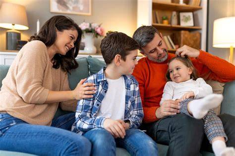 Bebé riendo mientras interactúa con sus padres