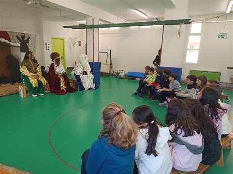Imágenes del interior del aula sensorial del CEIP Dulcinea del Toboso con niños interactuando