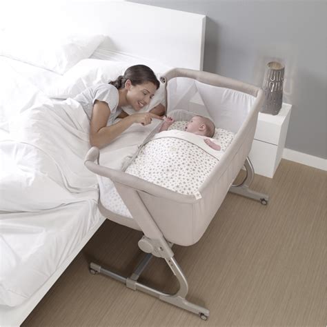 Cuna de colecho Jané Babyside con un lateral bajado junto a la cama de los padres