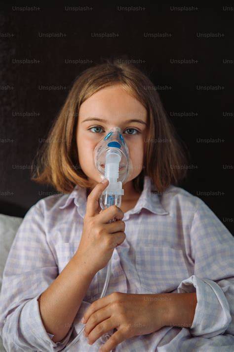 Imagen de un niño respirando aliviado después de usar un spray nasal, con un diseño amigable y pediátrico