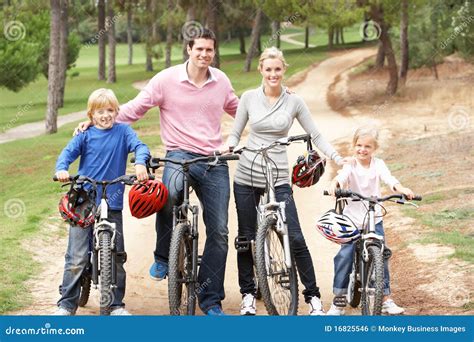 Familia disfrutando de un paseo en una fat bike cargo eléctrica