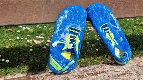 Primer plano de una cangrejera barefoot con cierre de velcro, mostrando la flexibilidad de la suela y la horma ancha.
