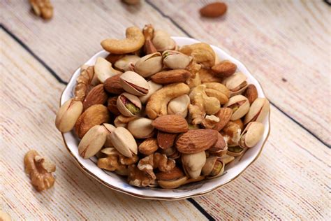 ilustraciones de frutos secos (almendras, nueces, avellanas) con un icono de espermatozoide