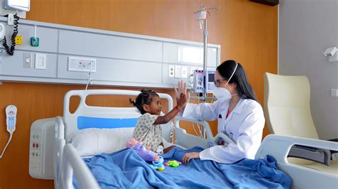 Hospital pediátrico moderno con personal médico atendiendo a niños