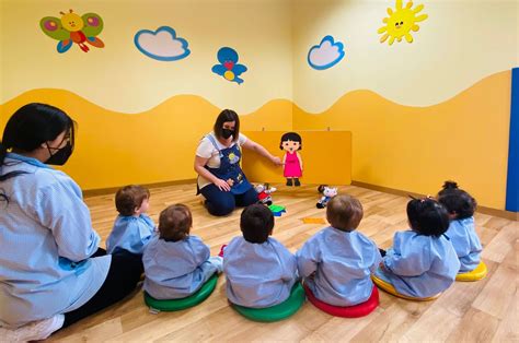 Niños en una guardería jugando y adaptándose al nuevo entorno