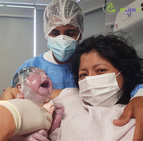 Imagen de un bebé en parto velado con la bolsa amniótica intacta