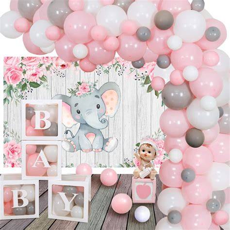 Foto de una alegre fiesta de baby shower con globos y decoración temática