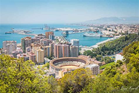 Foto panorámica de la ciudad de Málaga con el mar de fondo