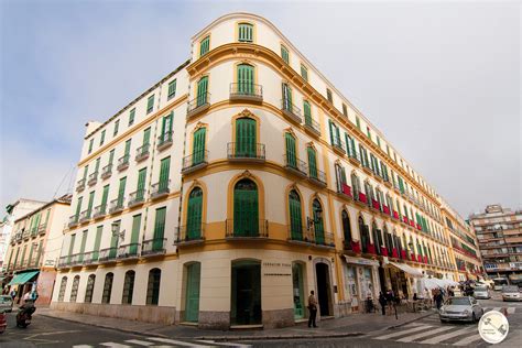 Foto de la Casa Natal de Picasso en la Plaza de la Merced con la estatua de Picasso en primer plano