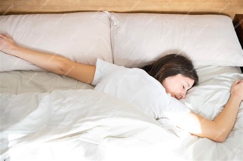 Mujer en periodo de lactancia durmiendo plácidamente con un sujetador cómodo