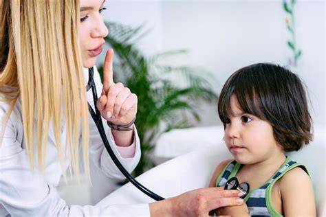 Imagen ilustrativa de un pediatra examinando a un niño con atención en un entorno hospitalario