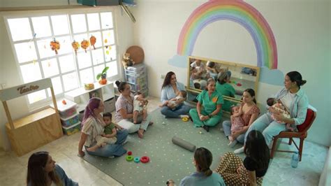 Fotografía de un grupo de madres en una sesión de apoyo, mostrando que 