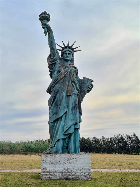 Fotografía de la estatua de la vagina de bronce en el santuario de Kanamara