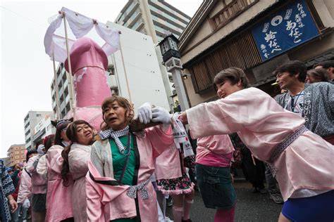 Fotografía del mikoshi con el falo rosa transportado por travestis