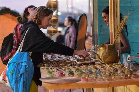 Puesto de venta de piruletas con forma fálica en el Kanamara Matsuri