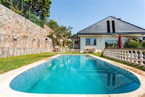 Chalet con jardín y piscina en San Medel