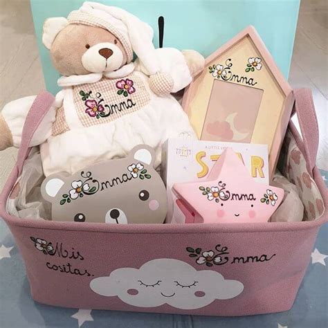 Foto de una canastilla de bebé personalizada con pañales y otros productos