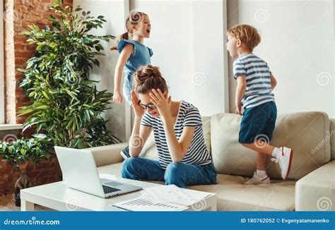 Familia estresada con niños