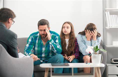 Psicólogo hablando con padres