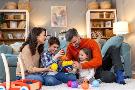 Familia feliz interactuando