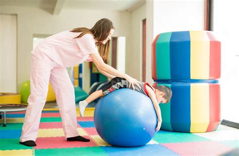 niño recibiendo fisioterapia pediátrica