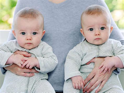 Imagen de dos bebés mellizos jugando con chupetes