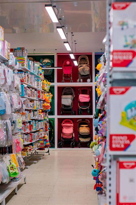Sección de productos para bebés en un supermercado Hipercor
