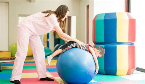 Niño prematuro realizando ejercicios de fisioterapia