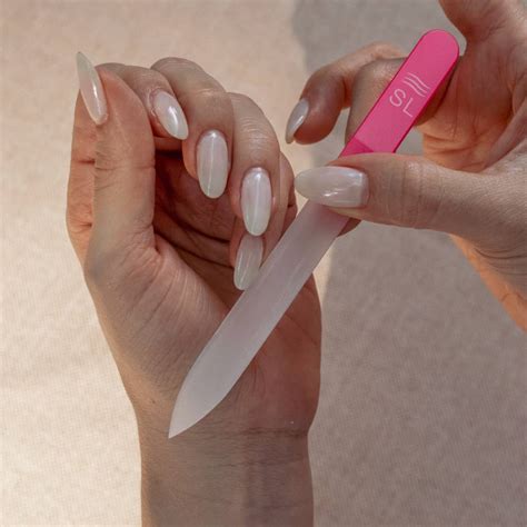 Comparativa de herramientas: lima de uñas de cristal, tijeras de punta roma y cortauñas para bebés.