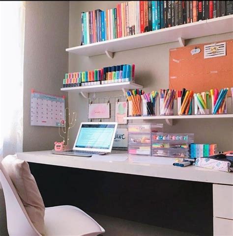 Esquema de un rincón de estudio organizado en casa