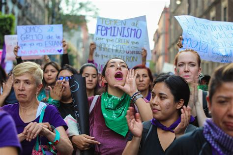 Mujeres participando en una manifestación por los derechos reproductivos