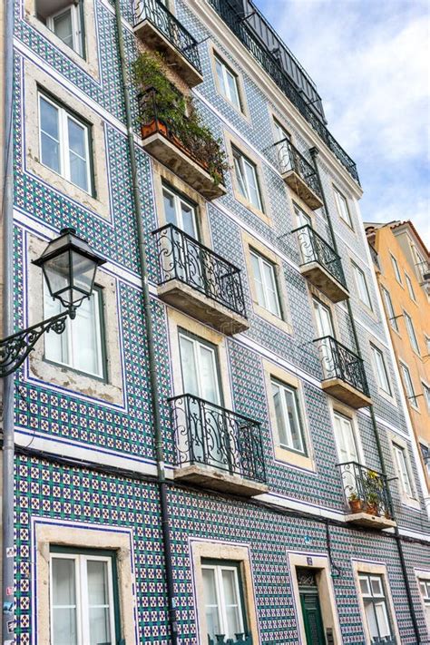 Fotografía de azulejos tradicionales portugueses en una fachada de Ovar.
