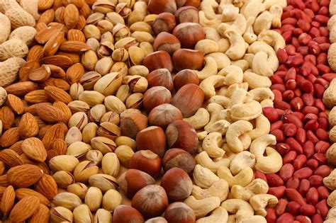 variedad de frutos secos, semillas y vegetales de hoja verde ricos en calcio