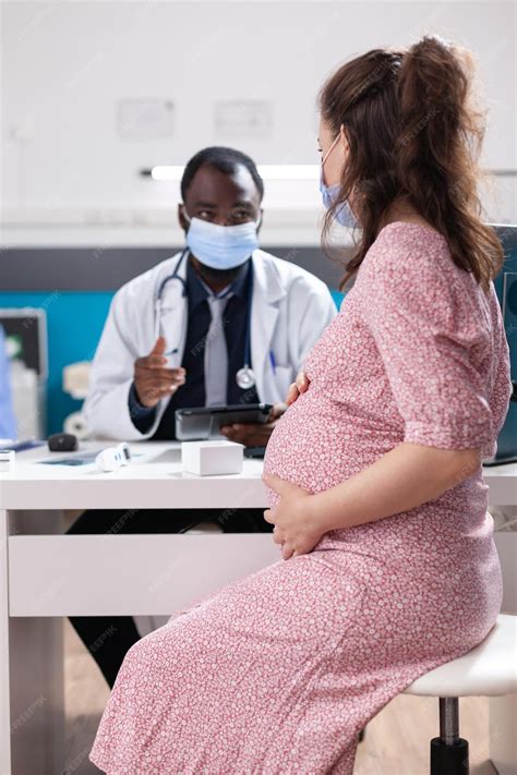 Representación de una mujer embarazada consultando a un médico