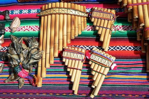 Foto del dúo Tonolec con instrumentos tradicionales o una representación de una abuela indígena cantando una nana