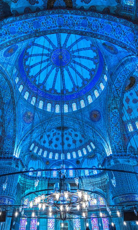 Detalle de las vidrieras de la Mezquita Azul con motivos florales