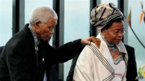 Nelson Mandela junto a su tercera esposa, Graça Machel, en un evento público.